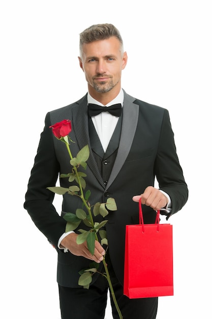 Élégance masculine saint valentin homme costume de smoking noir homme avec cadeau pour date d'amour