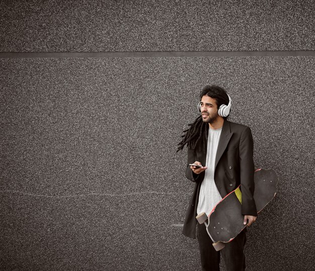 Élégant beau dreadlocks barbu hipster skater homme en costume