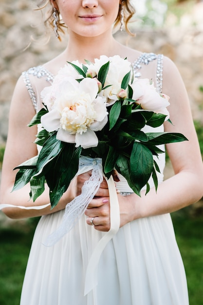 Élégant bouquet de mariée magnifique de pivoines