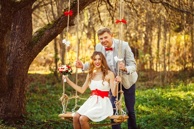 Élégant couple amoureux portrait, mari et femme nouveaux mariés étreindre