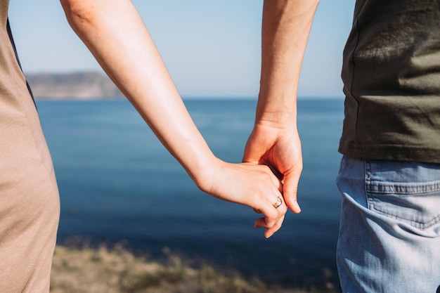 Élégant couple charmant marchant et étreignant au bord de la mer en profitant du temps ensemble