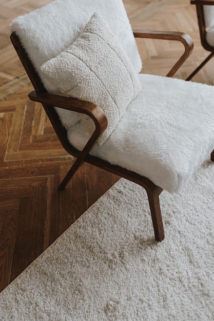 Élégant intérieur de salon de maison de style scandinave hygge Fauteuil de salon confortable moquette parquet en bois