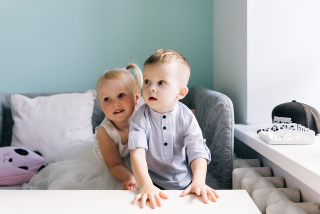 Élégant petit garçon et fille dans un café pour enfants