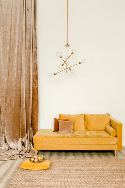 Élégant salon lumineux avec canapé murs blancs