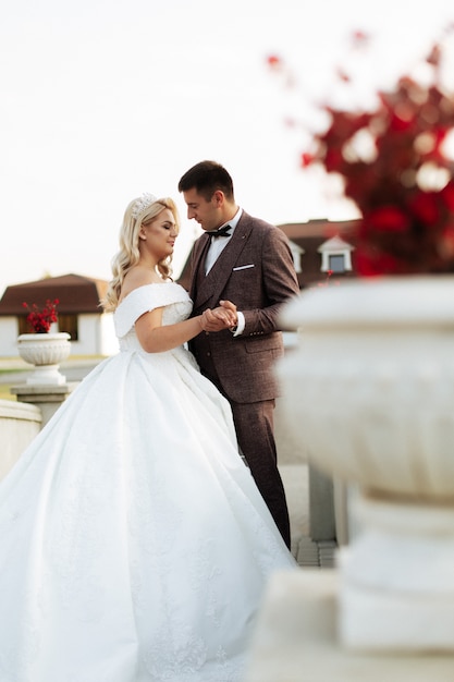 Élégante belle mariée et le marié heureux, célébrations de mariage