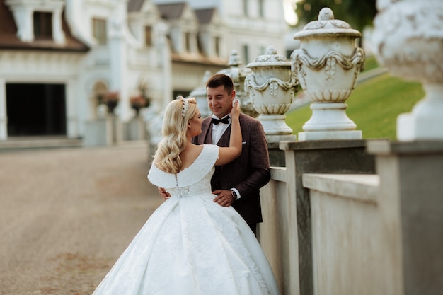 Élégante belle mariée et le marié heureux, célébrations de mariage