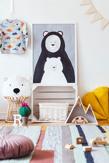 Élégante chambre d'enfant scandinave avec affiche, jouets, ours en peluche, animal en peluche, pouf naturel et accessoires pour enfants