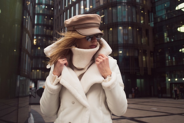 Élégante et élégante jeune femme dans la ville