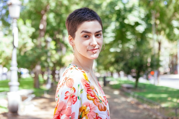 Élégante femme caucasienne aux cheveux courts