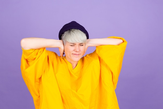 Élégante femme européenne sur mur violet