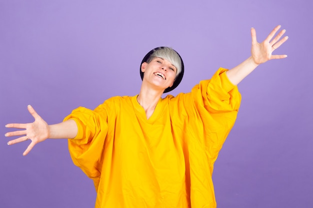 Élégante femme européenne sur mur violet