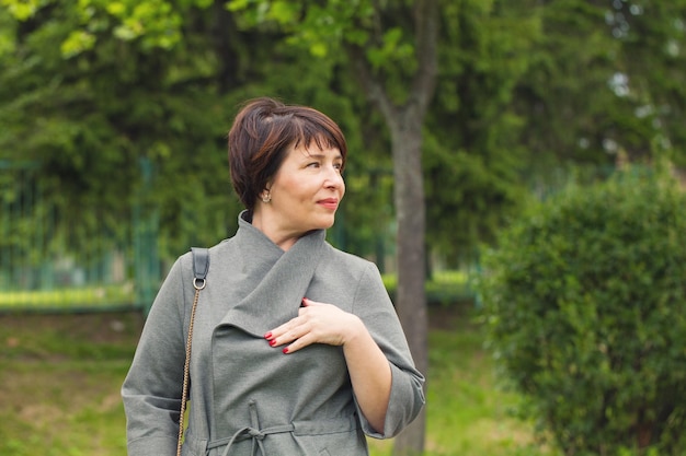 Élégante femme marchant dans le parc