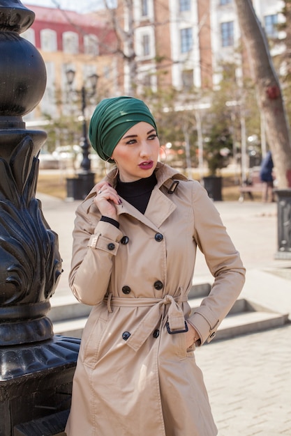 Élégante femme musulmane dans la ville