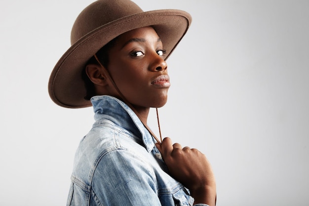 Élégante femme noire au chapeau