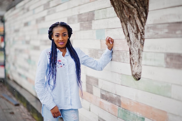 Élégante fille afro-américaine avec des dreads en plein air