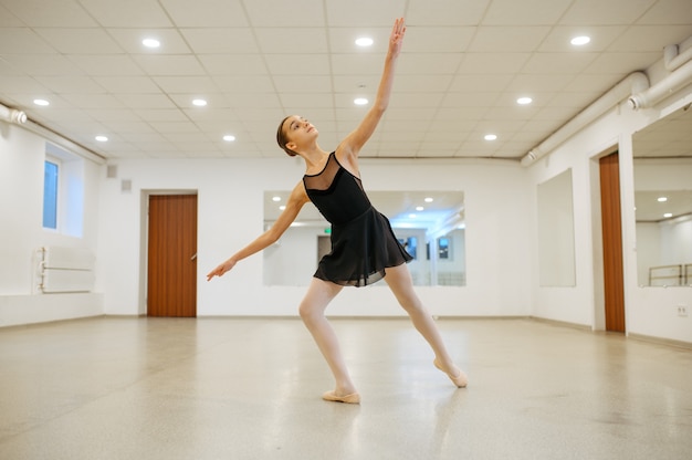 Élégante jeune ballerine répétant en classe. École de ballet, danseuses sur leçon de chorégraphie, filles pratiquant la danse de grâce