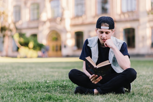 Élégante jeune étudiante portant une casquette près de l'université