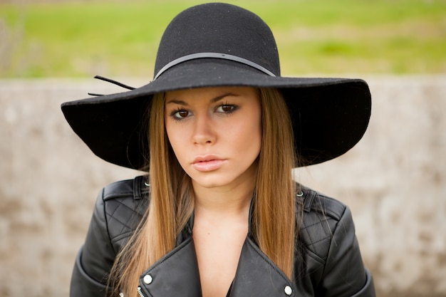 Élégante jeune femme avec un beau chapeau