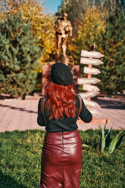 Élégante jeune femme dans le parc aux beaux jours