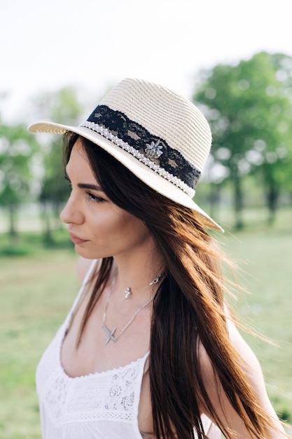 Élégante jeune femme dans le parc