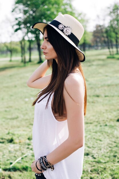 Élégante jeune femme dans le parc