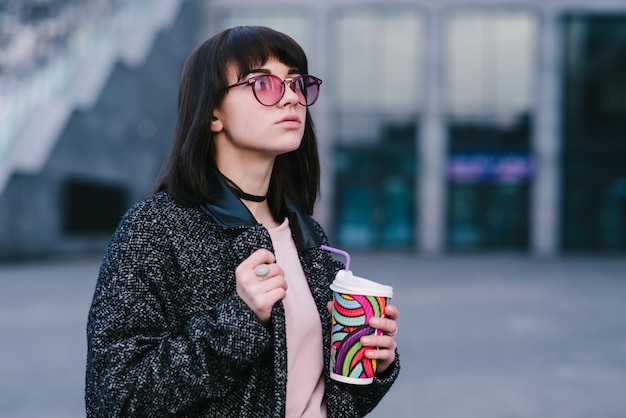 Élégante jeune femme dans les rues de la ville