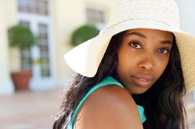 Élégante jeune femme noire à l&#39;extérieur avec un chapeau de soleil