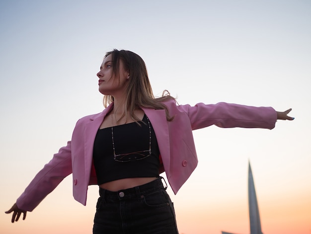 Élégante et libre une jeune femme dans une veste lumineuse