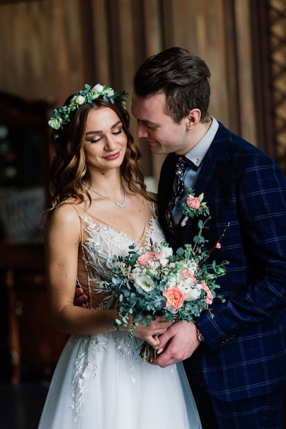 Élégante mariée magnifique et marié élégant dans une ancienne salle riche et étonnante. Concept de mariage de luxe