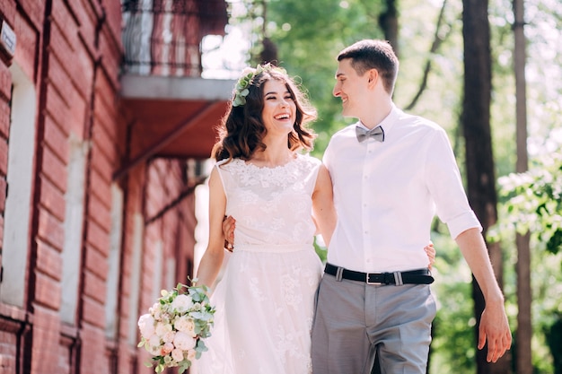 Élégante mariée et le marié posant ensemble à l'extérieur un jour de mariage