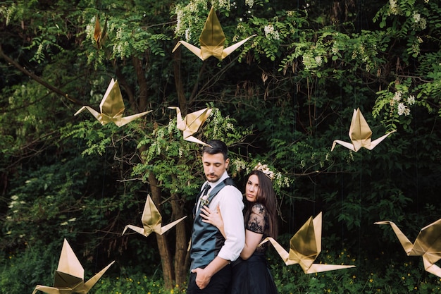 Élégante mariée et le marié posant ensemble à l'extérieur un jour de mariage