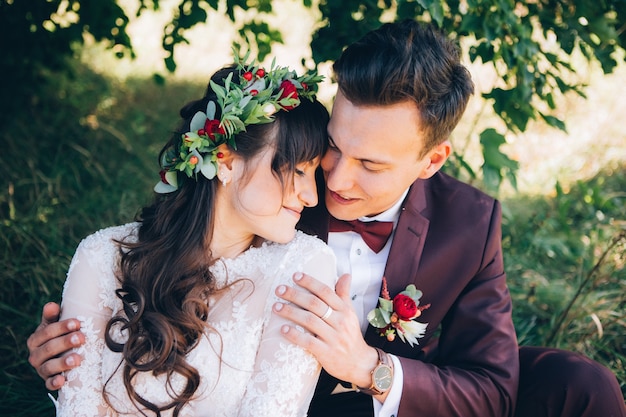 Élégante mariée et le marié posant ensemble à l'extérieur un jour de mariage