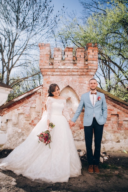 Élégante mariée et le marié posant ensemble à l'extérieur un jour de mariage