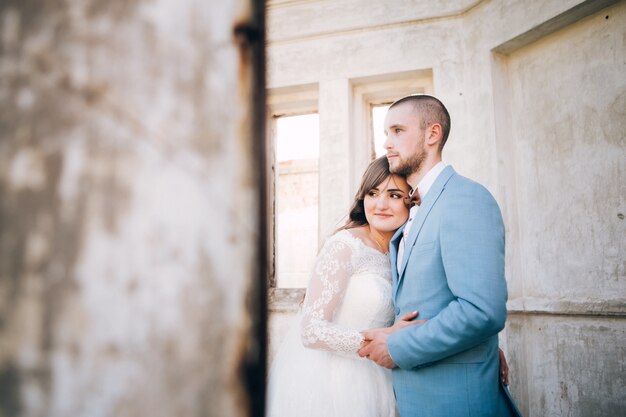 Élégante mariée et le marié posant ensemble à l'extérieur un jour de mariage