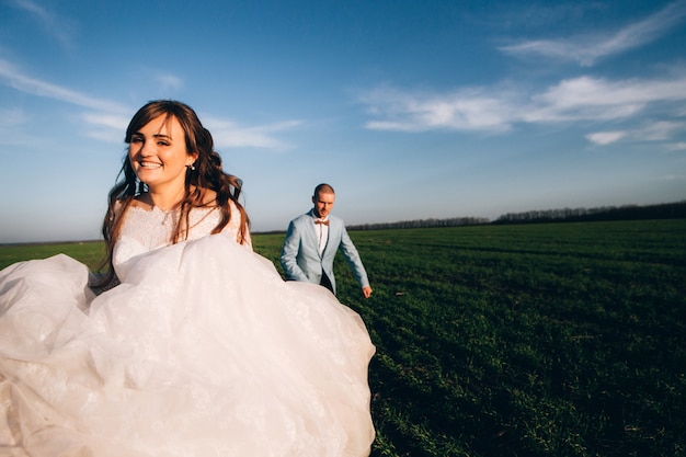 Élégante mariée et le marié posant ensemble à l'extérieur un jour de mariage