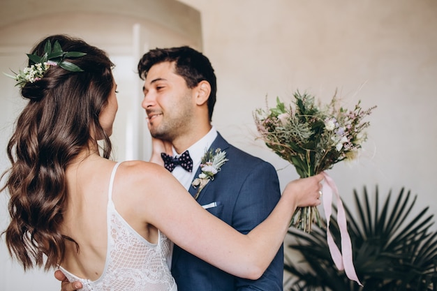 Élégante mariée et le marié posant ensemble à l'extérieur