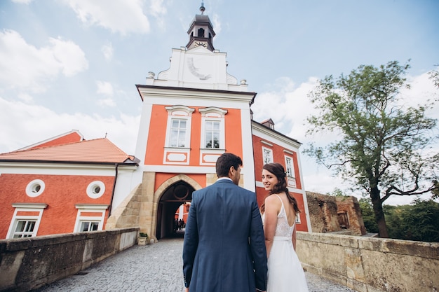 Élégante mariée et le marié posant ensemble à l'extérieur