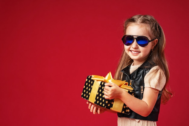 Élégante petite fille avec une boîte-cadeau