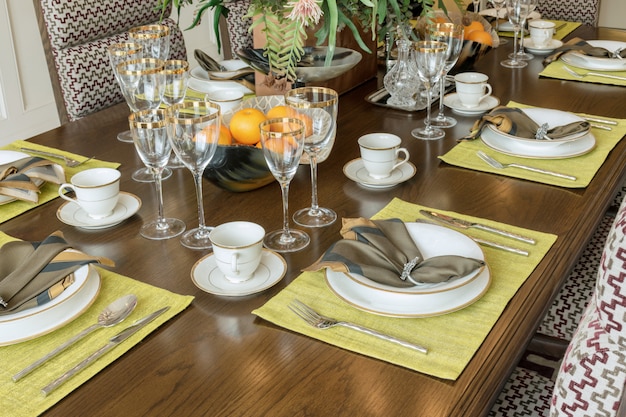 Élégante table dressée à l&#39;intérieur d&#39;une salle à manger de style moderne