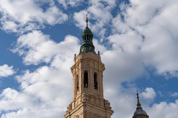 Élégante tour mudéjar contre le ciel clair Basilique de Saragosse Détail