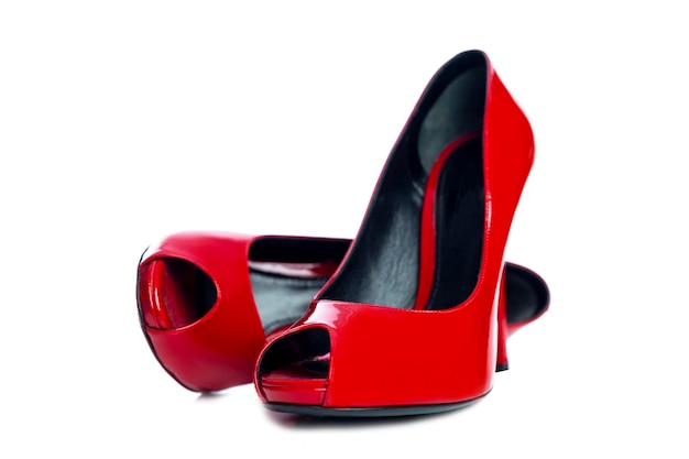 Élégantes chaussures à talons hauts rouge verni Belles chaussures pour femmes à la mode Isolées sur fond blanc Gros plan