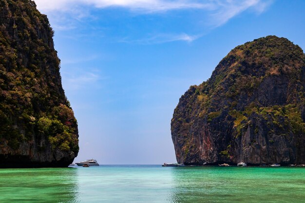 Photo la légendaire plage de la baie maya sans gens où la plage du film avec leonardo dicaprio a été filmée avec une belle baie de sable et d'eau turquoise claire patrimoine mondial de l'unesco