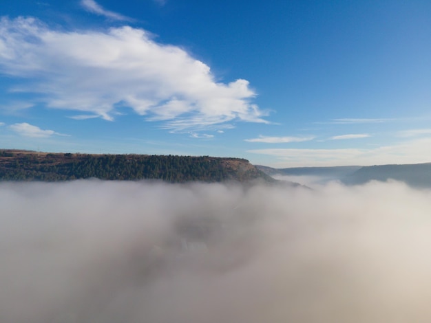 Un léger brouillard matinal recouvre les montagnes