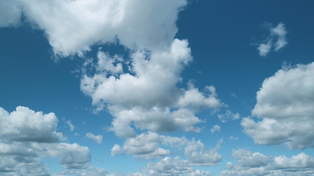Léger nuage sur un fond de ciel nuages blancs et moelleux dans le ciel bleu beaux nuages