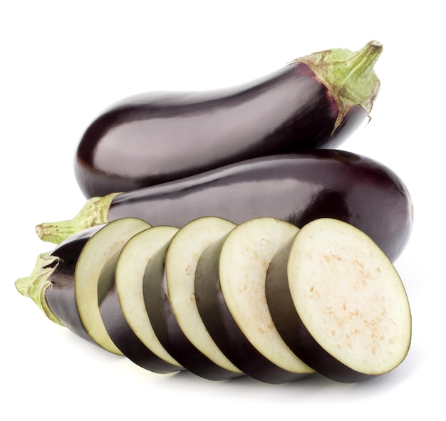 Légume aubergine ou aubergine isolé sur la découpe de fond blanc