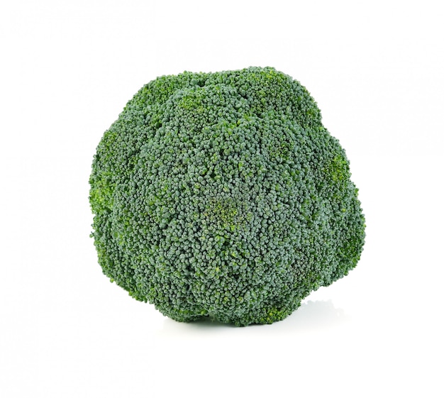 Légume de brocoli frais isolé sur blanc