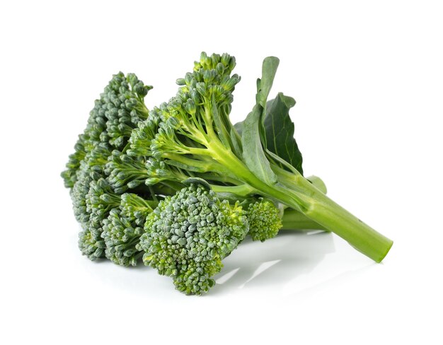 Légume brocoli isolé sur fond blanc