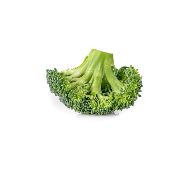 Légume brocoli isolé sur fond blanc