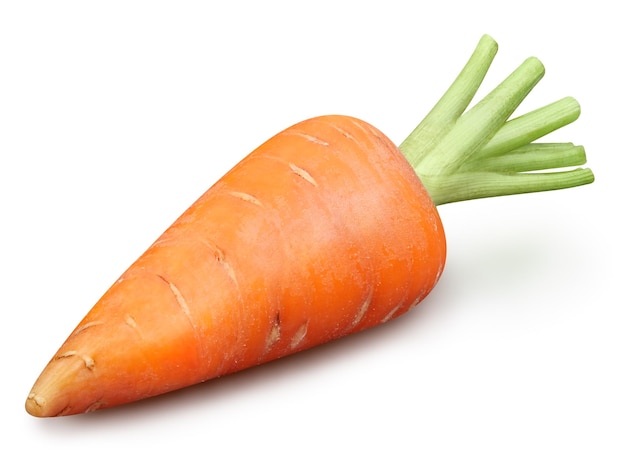 Légume carotte entier mûr isolé sur blanc