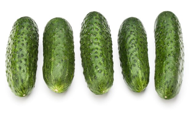 Légume concombre isolé sur fond blanc découpe